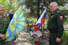 На городском кладбище открыли мемориальную доску Герою РФ  Александру Антонову